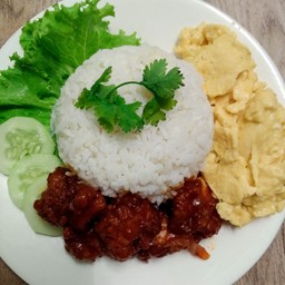 ข้าวไก่ทอดซอสอเมริกันไข่นุ่มๆ