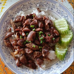 เครื่องในไก่กระเทียมราดข้าว