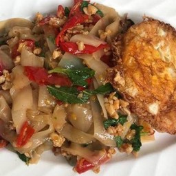 เส้นใหญ่ผัดกระเพราหมู ไข่ดาว