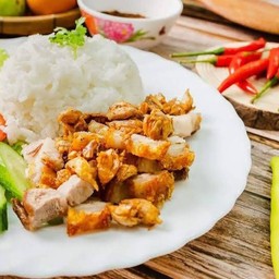หมูกรอบทอดกระเทียมพริกไทยราดข้าว