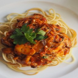 Spaghetti With Mushroom And Tomato Sauce (Veg)
