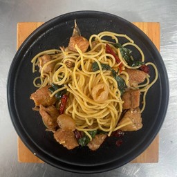 [อร่อยซ่ากับโค้ก] สปาเก็ตตี้ผัดกะเพราหมูตุ๋นลำไย +  โค้ก ออริจินัล (กระป๋อง) 