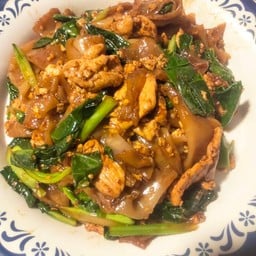 เส้นใหญ่ผัดซีอิ๊วไก่