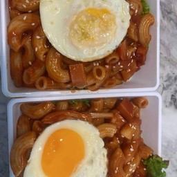 ผัดมักกะโรนีปูอัด&ไส้กรอก ไข่ดาว