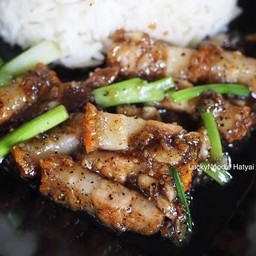 หมูกรอบผัดพริกไทยดำราดข้าว