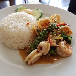 ผัดฉ่ากุ้งปลาหมึกราดข้าว