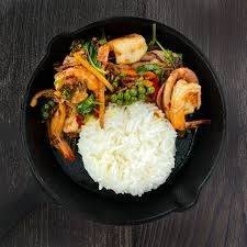 ผัดขี้เมากุ้งปลาหมึกราดข้าว