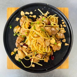 สปาเก็ตตี้ผัดพริกแห้งกระเทียมหมูตุ๋นลำไย