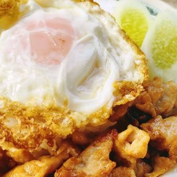 ข้าวขนมน้ำ บ้านเลขที่ 8 ข้าวหอมต้นฤดู หมูหมักนุ่ม ทอดกระเทียม กะเพราคั่วพริกแห้ง น้ำสมุนไพร
