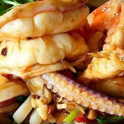 ทะเลผัดกระเทียมราดข้าว (แถมน้ำซุป)