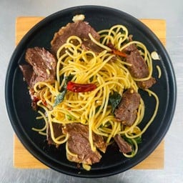 [อร่อยซ่ากับโค้ก] สปาเก็ตตี้ผัดกะเพราเนื้อตุ๋น +  โค้ก ออริจินัล (กระป๋อง) 