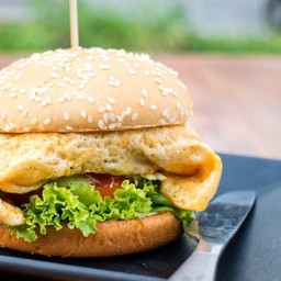 เบอร์เกอร์ เนื้อเบิ้ล ห่อไข่