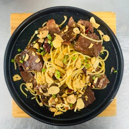 สปาเก็ตตี้ผัดพริกแห้งกระเทียมเนื้อตุ๋น