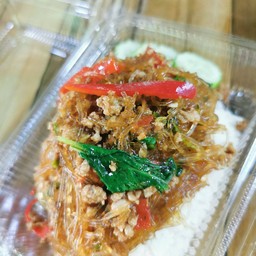 ข้าวราดกระเพราหมูวุ้นเส้น
