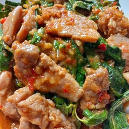 ผัดกระเพราหมูชิ้น (ราดข้าว)
