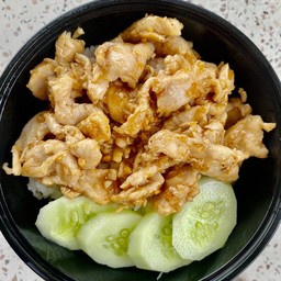 ไก่กระเทียม ราดข้าว