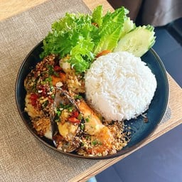 ข้าวหน้าทะเลคั่วพริกกระเทียม+เครื่องดื่ม