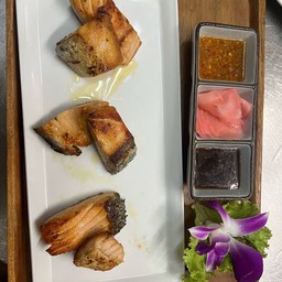 เนื้อปลาแซลม่อนย่างเกลือ