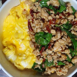 ข้าวไข่ข้นกระเพราหมูสับ