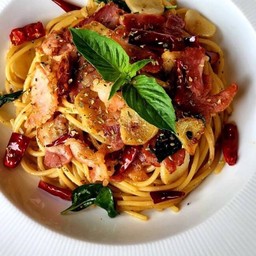พาสต้าผัดพริกแห้งเบค่อน Pasta Stir Fried Aglio E Olio With Bacon