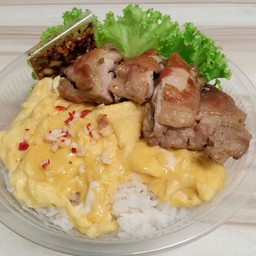 ข้าวไก่ย่างโฮชา กินกับไข่นุ่มๆหอมๆ