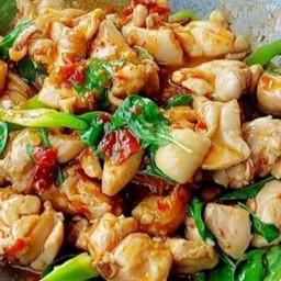 ข้าวราดไก่ผัดใบโหระพา (ข้าวหอมมะลิสุรินทร์)