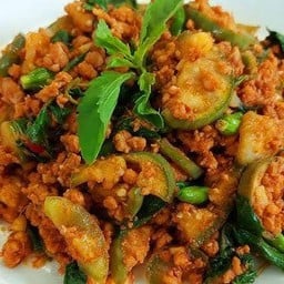 หมูสับผัดเผ็ดมะเขือเปราะ ราดข้าว