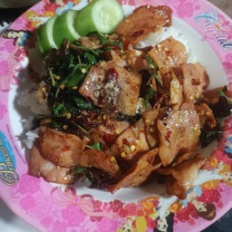 ข้าวกระเพราเบคอน