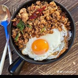 ข้าวกระเพราหมูสับพริกแห้งไข่ดาวยางมะตูม