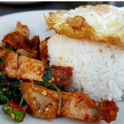 ข้าวกระเพราหมูกรอบติดมันๆๆๆ+ไข่ดาวๆๆ