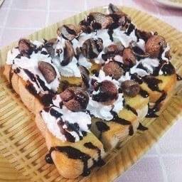 ขนมปังปิ้งวิปครีม+ไมโลบอล แผ่นละ