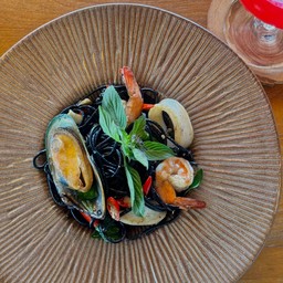 สปาเก็ตตี้เส้นดำซีฟู๊ดพริกสด