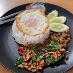 กะเพรา หมูสับ ไข่ดาว ราดข้าว