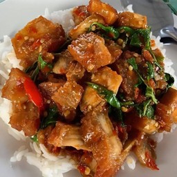 กะเพราหมูกรอบไข่เยี่ยวม้า