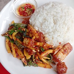 กะเพราหมูกรอบเพิ่มหน่อไม้ราดข้าว
