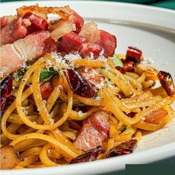 พาสต้าผัดพริกแห้งและกระเทียม