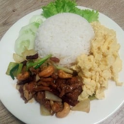 ข้าวหน้าไก่ผัดเม็ดมะม่วงหิมพานต์ไข่นุ่มๆ