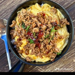 ข้าวกระเพราพริกแห้งหมูสับไข่เจียว