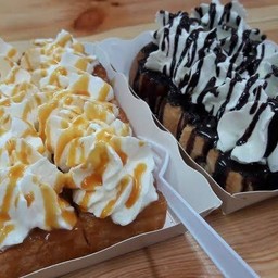 ขนมปังปิ้งวิปครีมซอส แผ่นละ