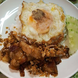 หมูกรอบกระเทียม+ไข่ดาว