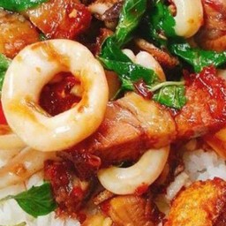 ข้าวกะเพราหมูกรอบ+หมึก