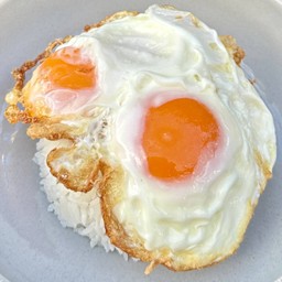 ข้าวไข่ดาวเหยาะแม็กกี้ (ไข่2ฟอง)