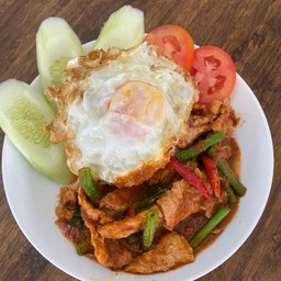 ข้าวพริกแกงหมู ไข่ดาว