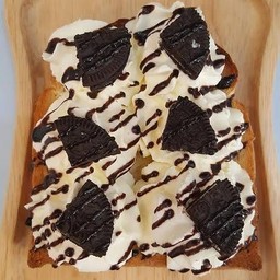 ขนมปังปิ้งวิปครีม+โอรีโอ้ แผ่นละ