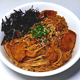 ข้าวหน้าเบคอนเห็ดเข็มทองซอสเผ็ดทันตัม
