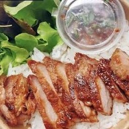 ข้าวหมูย่างจิ้มแจ่ว