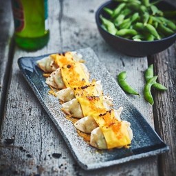 เกี๊ยวซ่าผักทอดกรอบ ราดชีส