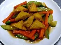 แตงกวาผัดราดข้าว