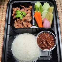 ข้าวหมูทอด+น้ำพริก+ผักสด