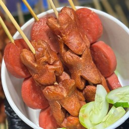 ไส้กรอกแดงในตำนาน + โบโลน่าไก่พริกสด ( 5 ไม้ )